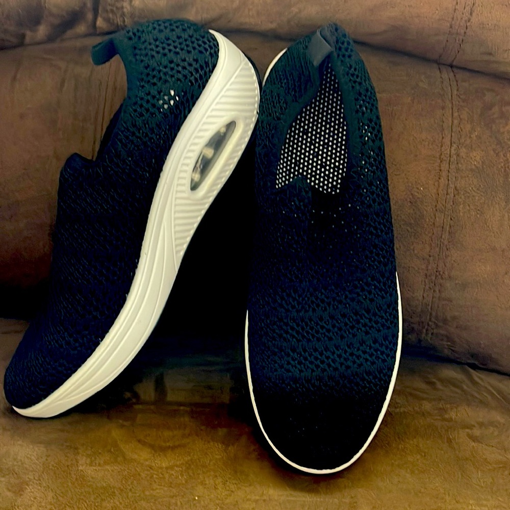8 1/2 (39) size slip on Tennis Shoes Black Net NWOT